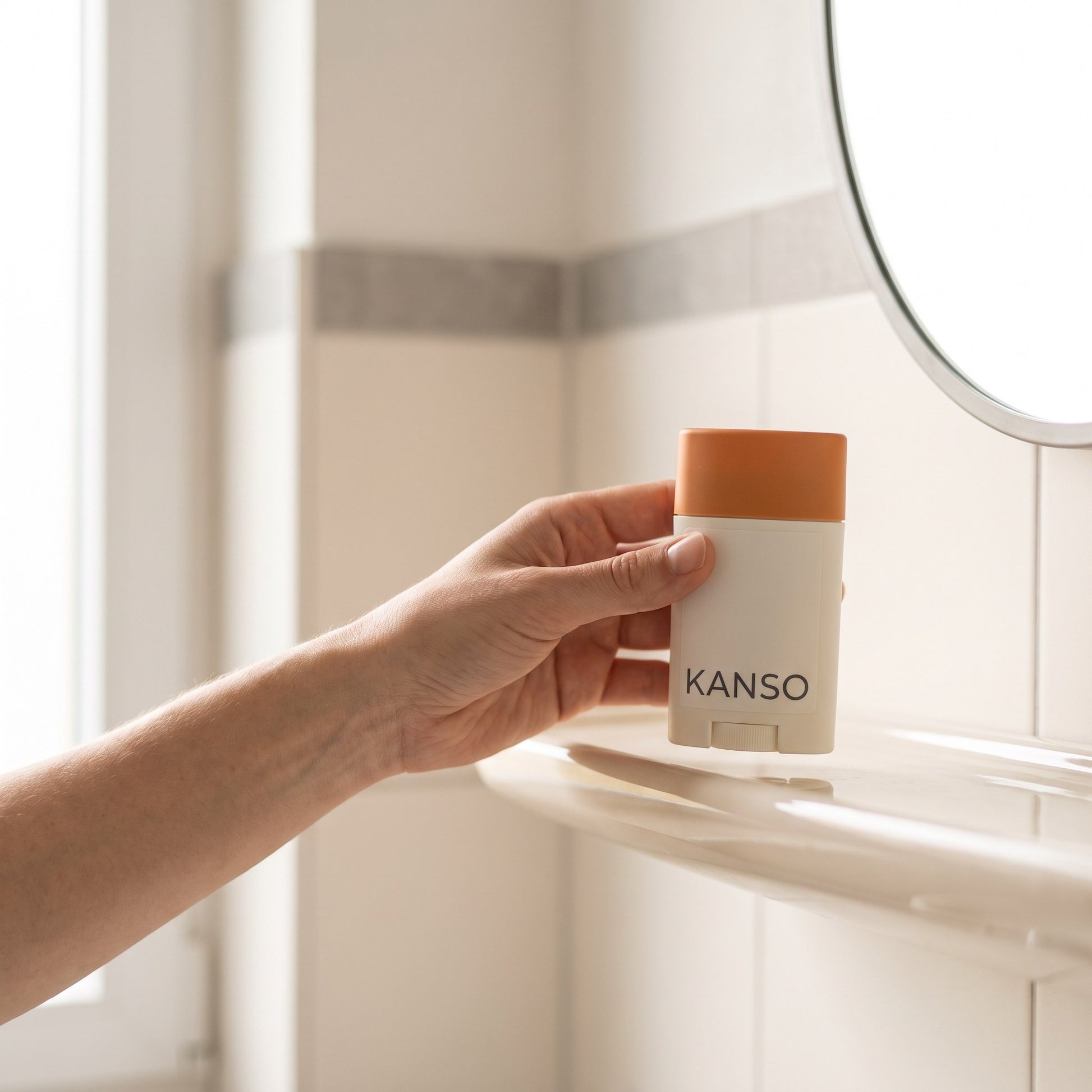 Persimmon Deodorant in der Hand